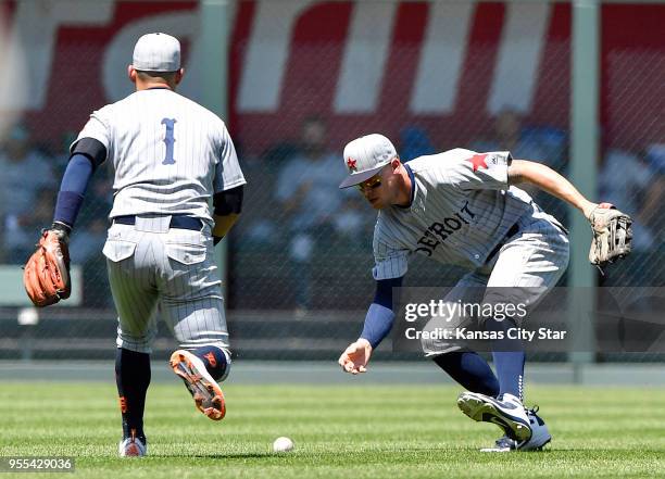 Detroit Tigers left fielder JaCoby Jones picks up a ball Kansas City Royals' Salvador Perez hit that shortstop Jose Iglesias lost in the sun in the...