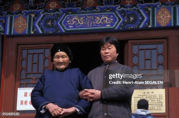 Femme âgée visitant le temple du Cheval blanc à Luoyang, Chine.
