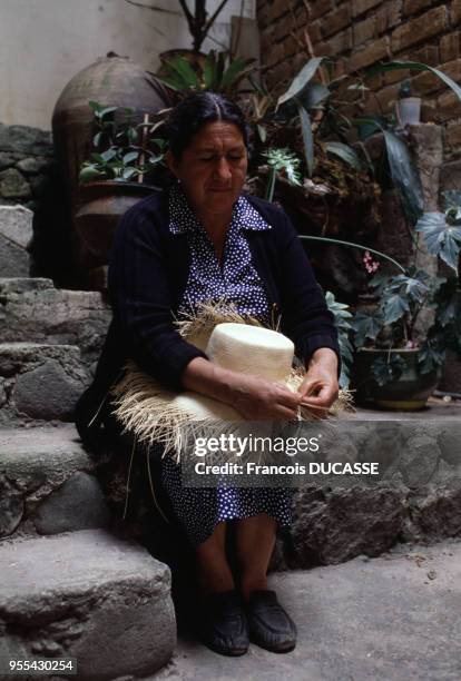 Fabrication de chapeaux panamas à Cuenca, Equateur.