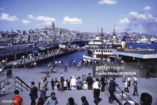 Le pont de Galata au-dessus de la Corne d'Or à Istanbul, Turquie.