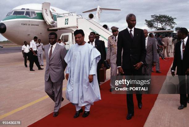 Joao Bernardo Vieira, le président de la République de Guinée-Bissau et Abdou Diouf, résident de la République du Sénégal, accueillis par Ibrahim...