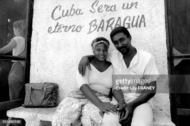 Couple de cubains dans un abribus à la Havane, Cuba.