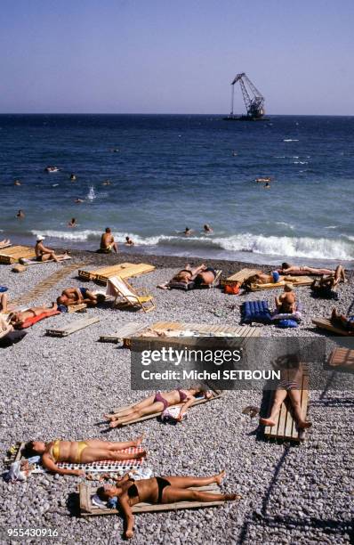 Touristes russes sur la plage à Yalta, en août 1985, Russie.