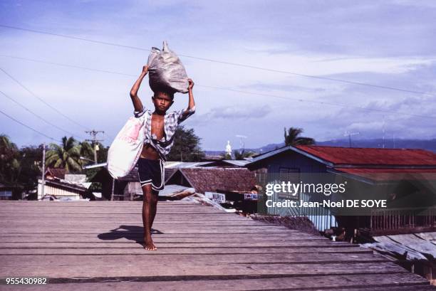 Enfant dans la rue à Zamboanga, en 1990, Philippines.