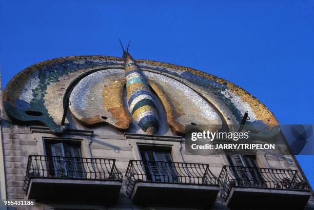 Papillon en mosaïque sur la façade de la ?Casa Fajol? à Barcelone, Espagne.