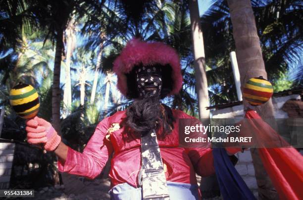 Homme déguisé au carnaval de Jacmel, à Haïti.