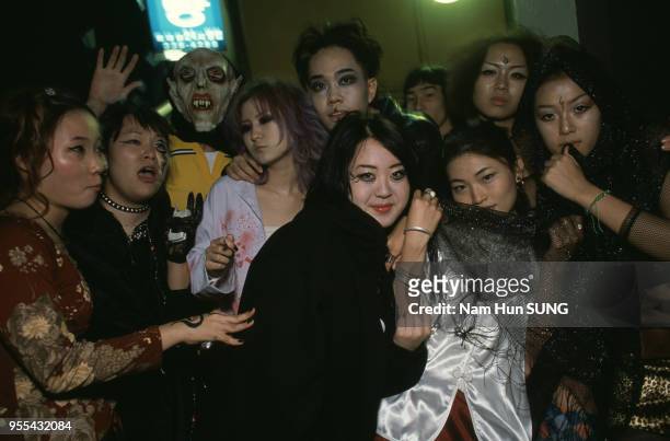 Groupe d'étudiantes lors d'une soirée ?Halloween? dans une boîte de nuit près de l'université Hongik, à Séoul, Corée du Sud.