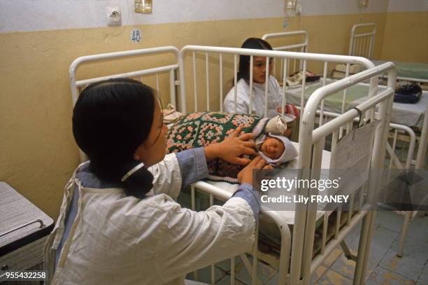 Mère avec son enfant à la maternité, Hôpital Saint-Paul Hanoï, Vietnam.