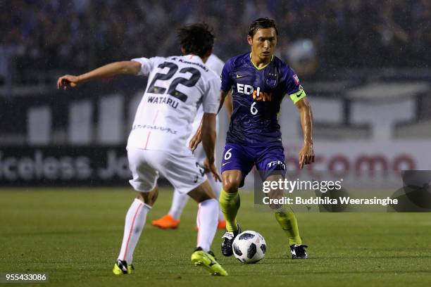 Toshihiro Aoyama of Sanfrecce Hiroshima takes on Wataru Hashimoto of Vissel Kobe during the J.League J1 match between Sanfrecce Hiroshima and Vissel...