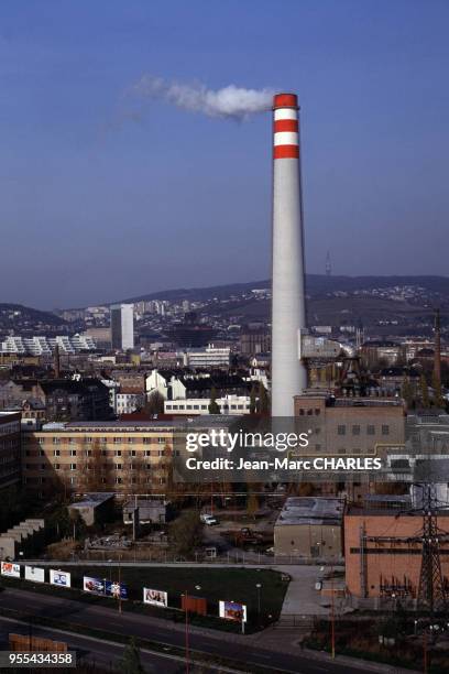 Cheminée d'une usine à Bratislava, Slovaquie.