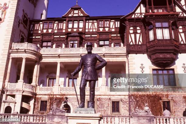 Statue sur la terrasse du château de Peles à Sinaia, Roumanie.