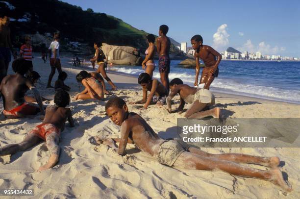 Enfants d'une favela sur la plage à Rio de Janeiro, Brésil.