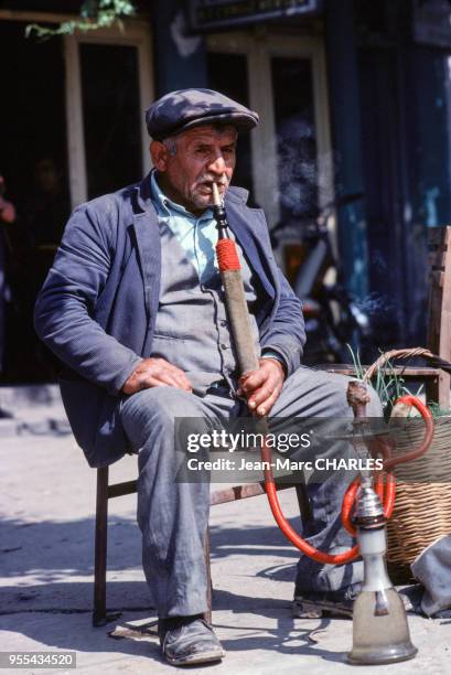 Fumeur de chicha à Bergama, Turquie.