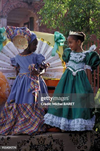 Fillettes pendant le carnaval de Jacmel, à Haïti.