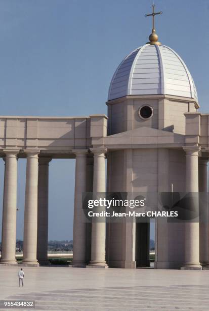 Esplanade de la basilique Notre-Dame de la Paix à Yamoussoukro, en Côte d'Ivoire.