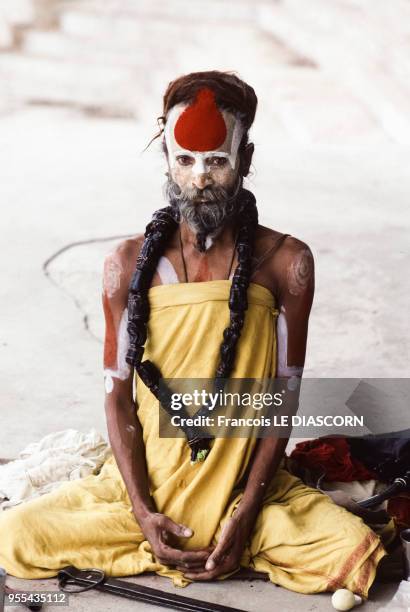 Portrait d'un sâdhu en méditation à Bénarès , Inde.