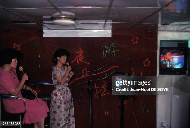 Femmes chantant dans un bar karaoké à Canton , Chine.