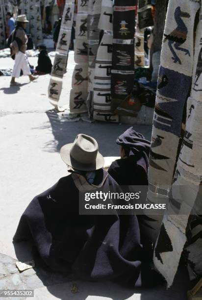 Vendeurs de tapisseries indiennes sur le marché à Otavalo, Equateur.