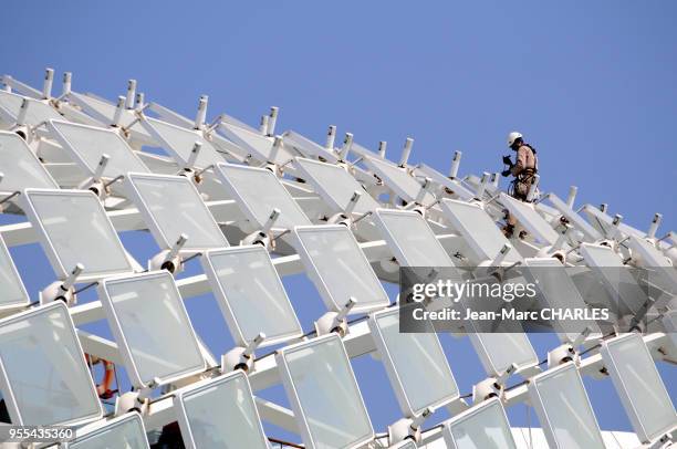 Ouvrier sur une verrière de l'hôtel ?Yas Viceroy? à Abu Dhabi, Emirats arabes unis.