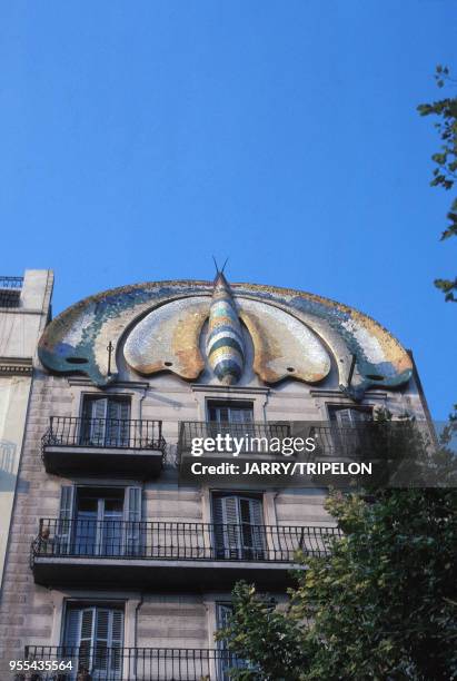 Papillon en mosaïque sur la façade de la ?Casa Fajol? à Barcelone, Espagne.