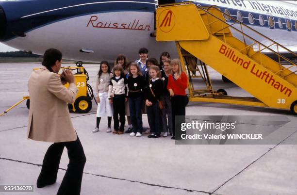 Enfant posant sur la piste de l'aéroport de Billund, lors d'une excursion au parc d'attractions Legoland, Danemark.