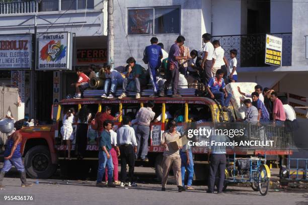 Voyageurs montant à bord d'un autobus à Lago Agrio , Equateur.