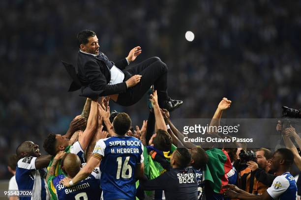Head coach Sergio Conceicao of FC Porto players and coaching staff celebrate winning the title after the Primeira Liga match between FC Porto and...