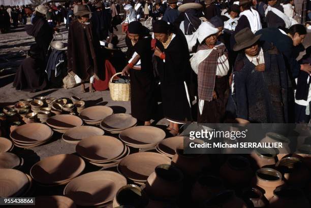 Artisanat indien sur le marché à Otavalo, Equateur.