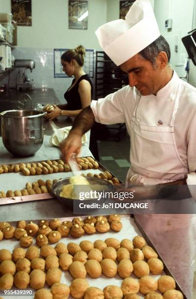 Cuisinier français préparant des choux à la crême à Melbourne, Australie.