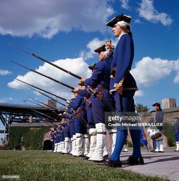 Soldats faisant une reconstitution historique au fort de l'île Sainte-Hélène, à Montréal, au Québec, Canada.