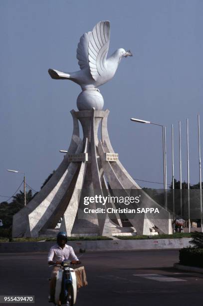 Le monument de la place de la Colombe de la Paix à Lomé, Togo.