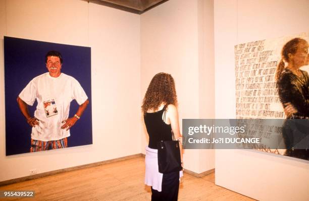 Visiteuse dans une galerie d'art à Sydney, en 2000, Australie.