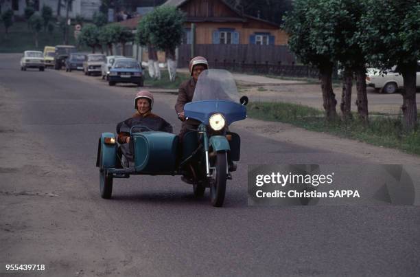 Couple sur un side-car dans la rue à Ienisseïsk, Russie.