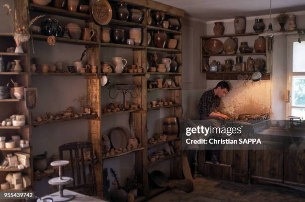 Potier dans son atelier au musée en plein air de Rumsiskes, Lituanie.