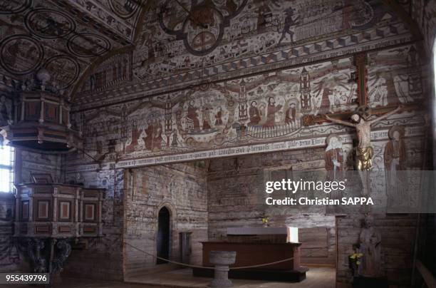 Intérieur de l'église en bois de Sodra Radaen à Gullspang, Suède.