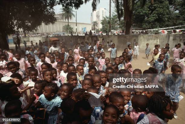 Enfants dans la cour de récréation d'une école à Douala, Cameroun.