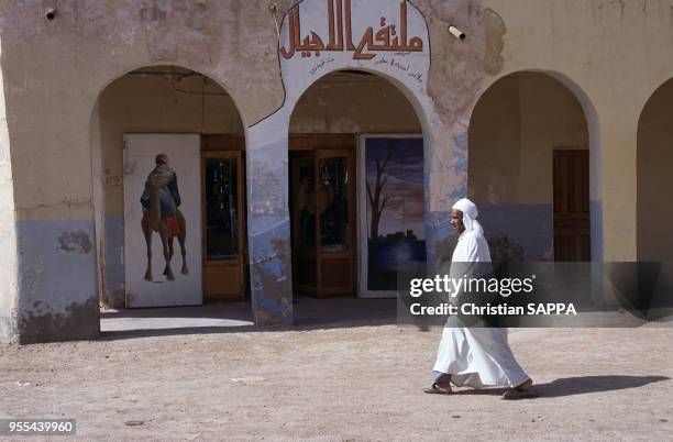 Homme en djellaba dans la rue à Touggourt, Maroc.