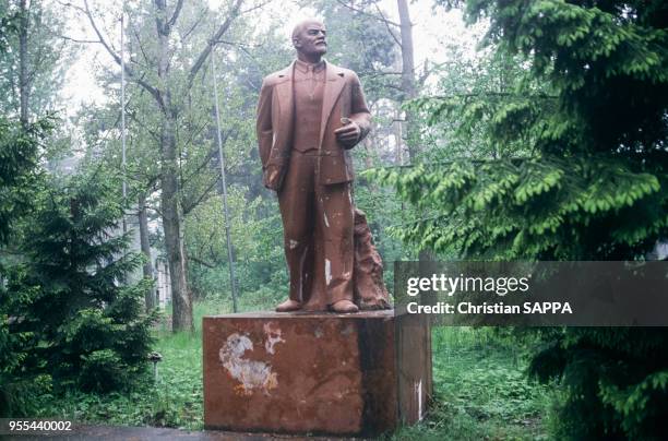 Statue de Lénine abandonnée dans les bois à Ventspils, Lettonie.