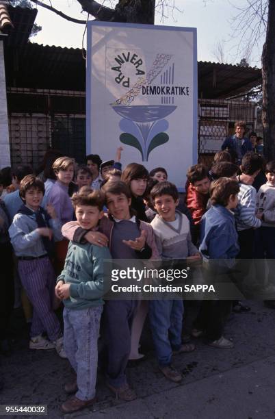 Groupe d'écoliers rassemblés pendant la ?fête de la Démocratie? à Tirana, Albanie.