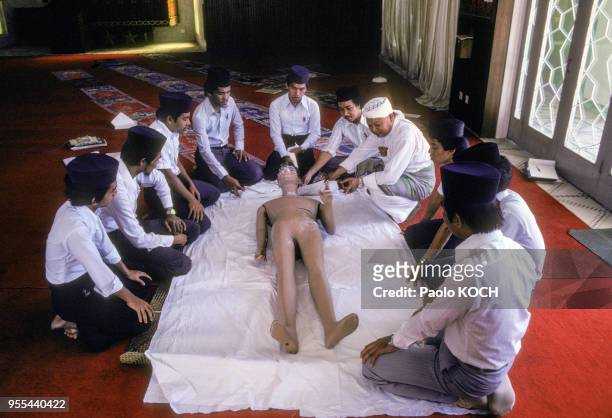 Formation à la préparation d'un mort pour la sépulture dans une mosquée de Bandar Seri Begawan, Etat de Brunei Darussalam.