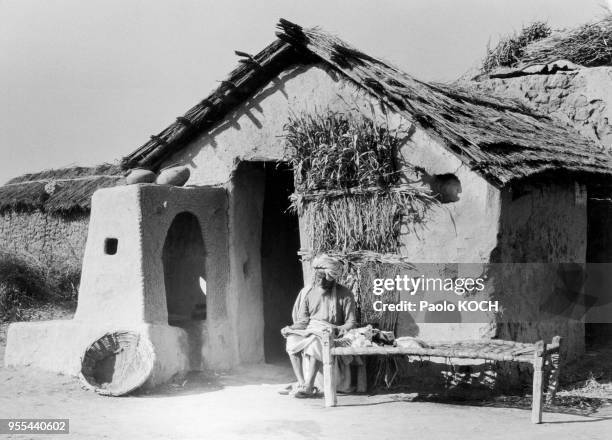 Paysan devant sa maison à Alwar, Inde.