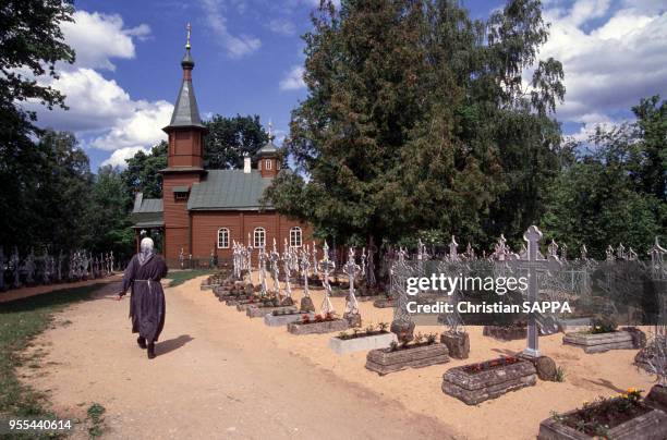 Le cimetière du couvent de Pühtitsa à Kuremäe, Estonie.