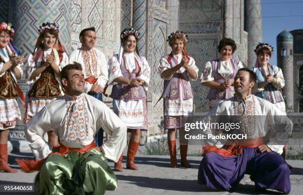 Groupe de danseurs traditionnels ukrainiens à Samarcande, Ouzbékistan.