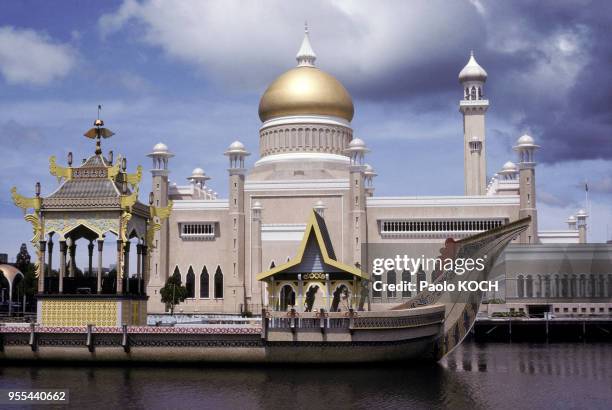 La mosquée Omar Ali Saifuddin à Bandar Seri Begawan, Etat de Brunei Darussalam.