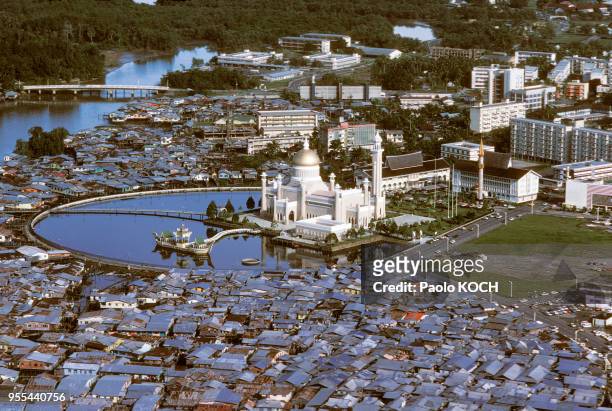 Vue de la mosquée Omar Ali Saifuddin à Bandar Seri Begawan, Etat de Brunei Darussalam.