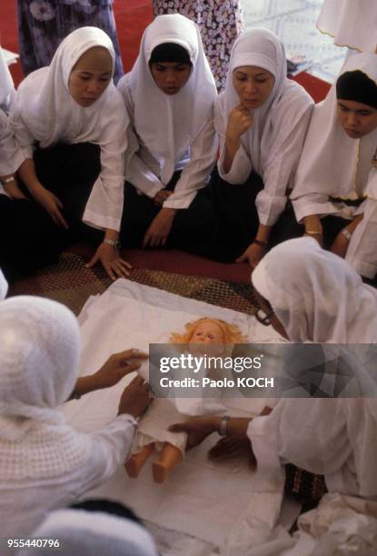 Formation à la préparation d'un mort pour la sépulture dans une mosquée de Bandar Seri Begawan, Etat de Brunei Darussalam.