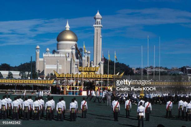 Parade militaire pour l'anniversaire de la reine d'Angleterre devant mosquée Omar Ali Saifuddin à Bandar Seri Begawan, Etat de Brunei Darussalam.