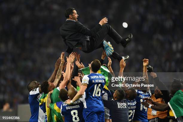 Head coach Sergio Conceicao of FC Porto players and coaching staff celebrate winning the title after the Primeira Liga match between FC Porto and...
