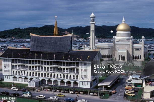 Le bâtiment du ministère des affaires religieuses du Brunei devant la mosquée Omar Ali Saifuddin à Bandar Seri Begawan, Etat de Brunei Darussalam.