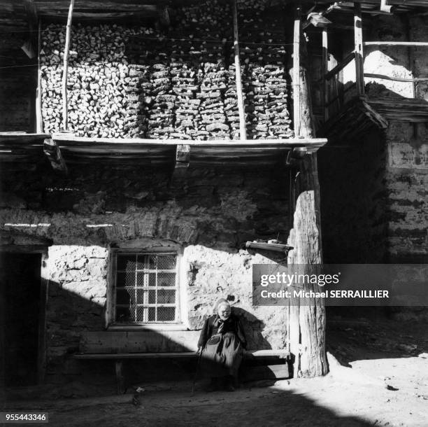 Femme âgée devant sa maison à Bonneval-sur-Arc, en Savoie, France.